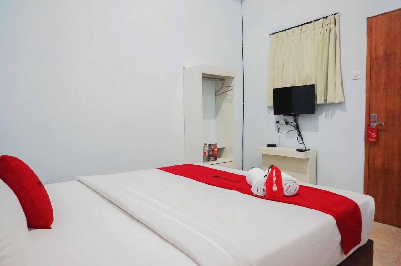 Hotel RedDoorz near Velodrome Malang 2 Ngadipuro Zewnętrze zdjęcie