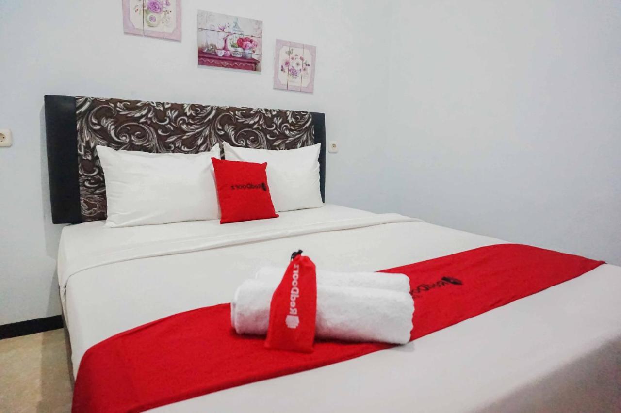 Hotel RedDoorz near Velodrome Malang 2 Ngadipuro Zewnętrze zdjęcie