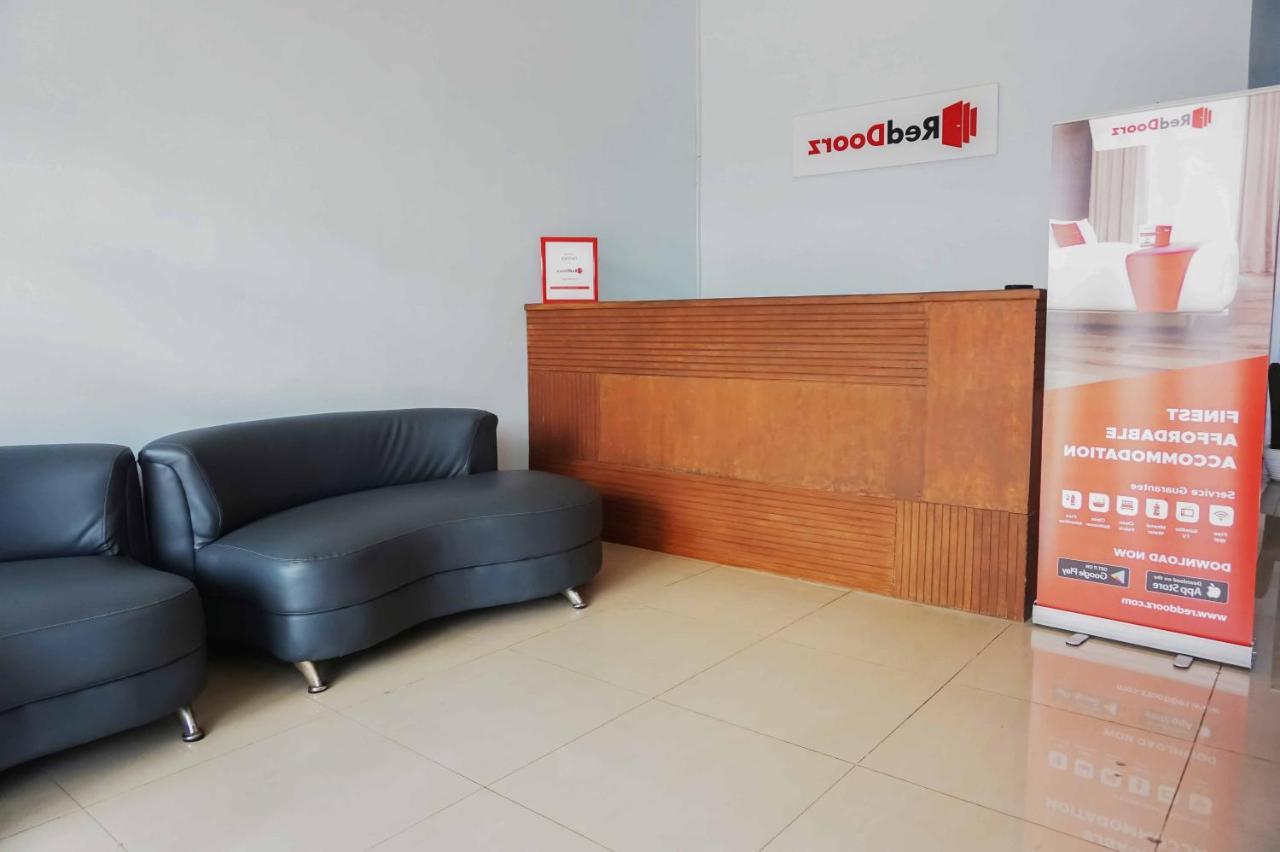 Hotel RedDoorz near Velodrome Malang 2 Ngadipuro Zewnętrze zdjęcie